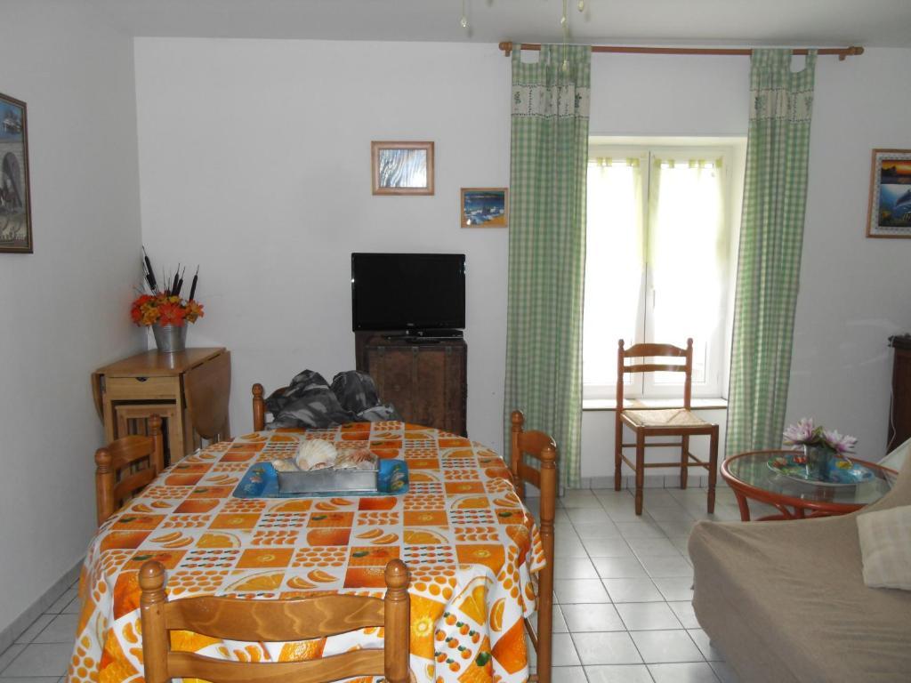 Gites de Mer Port-en-Bessin-Huppain Zimmer foto